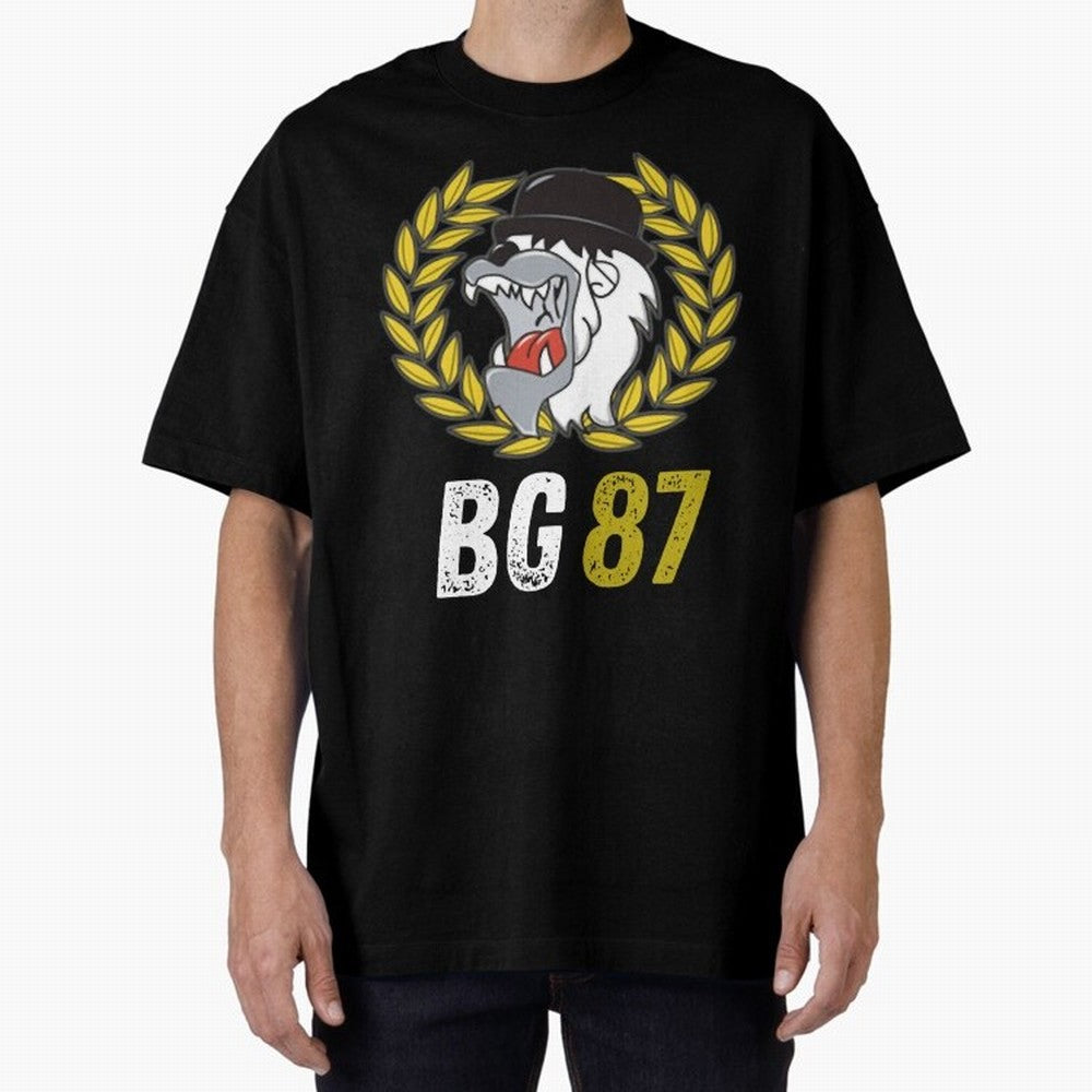 Mala Suerte 87 (Hinchas Del Lyon) Camiseta Esencial Oversized T-Shirt Create FIFA World Cup 2026 for Fans of Messi, Neymar and Mbappe and Spain, Bringing Championship Spirit, Famous Goals, Roaring Crowds and International Football Unity; Great for
